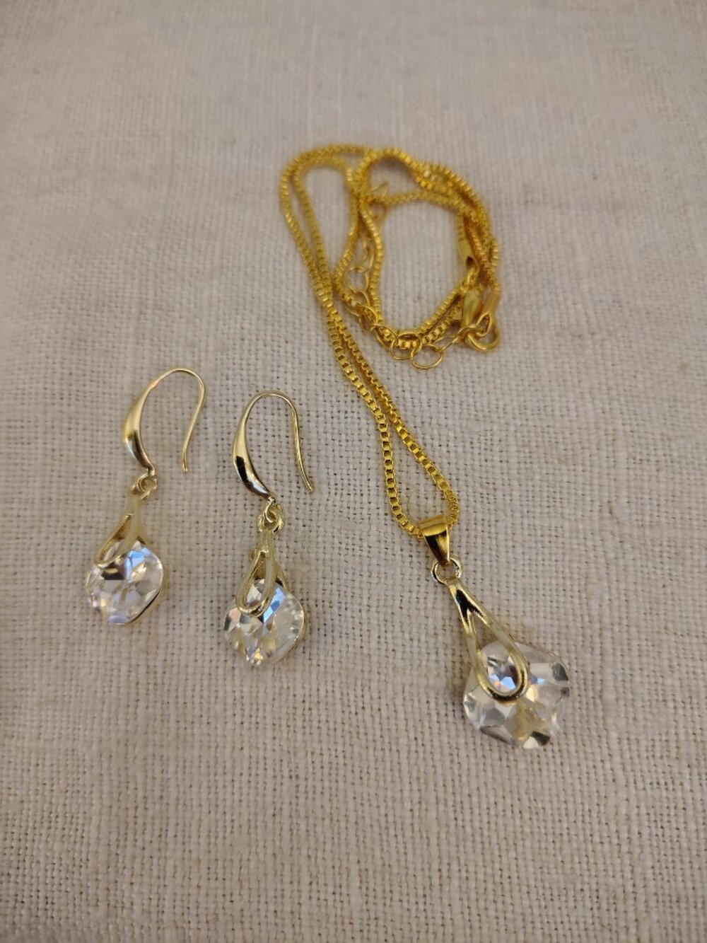 Gold tone glass pendant necklace with matching hook dangle earrings - Picture 2 of 4
